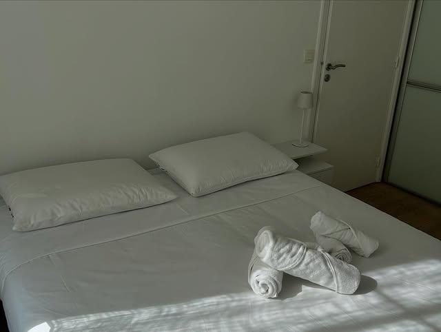 Chambre lit serviettes