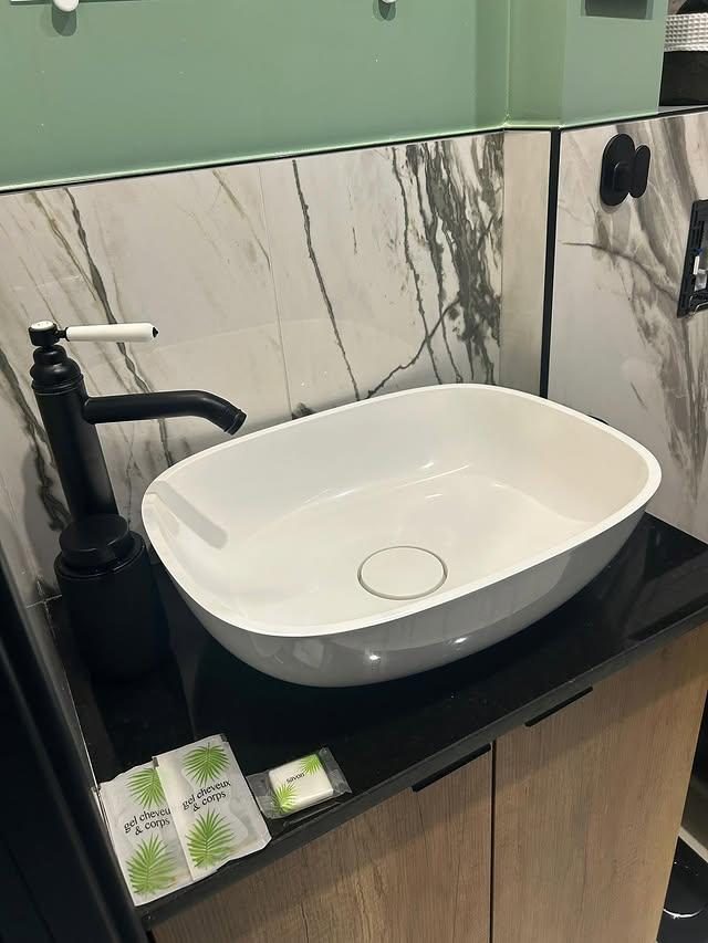 Salle bain marbre noir
